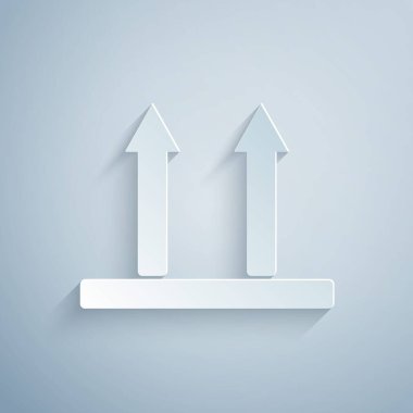 Kağıt kesiği Bu taraf gri arkaplanda izole edilmiş simge. Paketin üst tarafını gösteren iki ok. Bu oklar her zaman yukarıyı göstersin diye kargo tutuldu. Kağıt sanatı tarzı. Vektör İllüstrasyonu