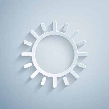 Kağıt kesme Güneş simgesi gri arka plan üzerinde izole. Kağıt sanat tarzı. Vektör İllüstrasyonu