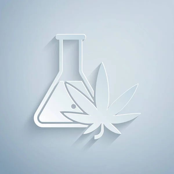 Corte de papel Tubo de ensayo químico con marihuana o icono de hoja de cannabis aislado sobre fondo gris. Concepto de investigación. Concepto de aceite de CBD de laboratorio. Estilo de arte de papel. Ilustración vectorial — Vector de stock