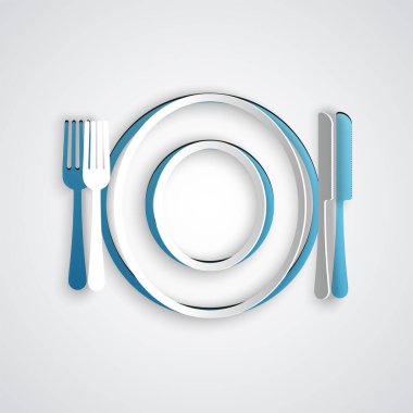 Kağıt kesiği, çatal ve bıçak simgesi gri arka planda izole edilmiş. Çatal bıçak sembolü. Restoran tabelası. Kağıt sanatı tarzı. Vektör İllüstrasyonu