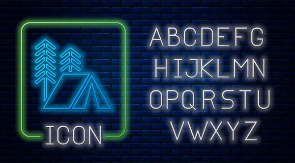 Ícone de tenda turística de néon brilhante isolado no fundo da parede de tijolo. Símbolo de acampamento. Alfabeto claro de néon. Ilustração vetorial — Vetor de Stock