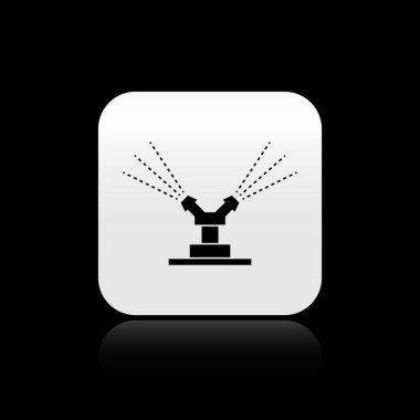 Siyah Otomatik Sulama Sulama Simgesi siyah arkaplanda izole edildi. Su ekipmanları. Bahçe elemanı. Sprey tabanca ikonu. Gümüş kare düğme. Vektör İllüstrasyonu