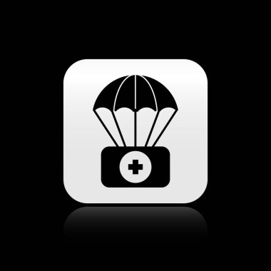 Siyah arka planda ilk yardım çantası simgesi olan siyah paraşüt. Sağlık sigortası. Gümüş kare düğme. Vektör İllüstrasyonu
