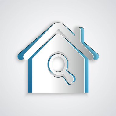 Kağıt kesiği Arama Evi simgesi gri arkaplanda izole edildi. Büyüteç altındaki bir evin emlak sembolü. Kağıt sanatı tarzı. Vektör İllüstrasyonu