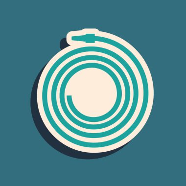 Yeşil bahçe hortumu ya da yangın hortumu ikonu mavi arka planda izole edilmiş. Sprey tabanca ikonu. Su ekipmanları. Uzun gölge tarzı. Vektör İllüstrasyonu