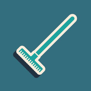 Yeşil Bahçe tırmık simgesi mavi arkaplanda izole edildi. Bahçecilik, tarım, çiftçilik aleti. Toprak işçisi. Temizlik ekipmanları. Uzun gölge tarzı. Vektör İllüstrasyonu