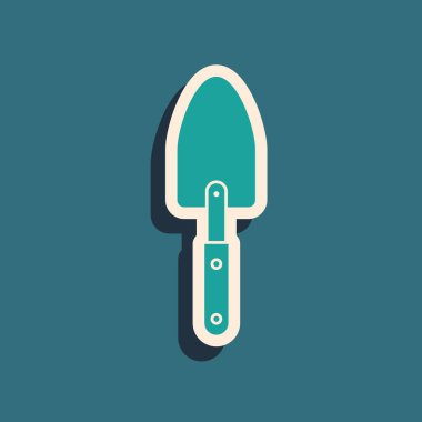 Yeşil Bahçe küreği ya da kürek ikonu mavi arka planda izole edilmiş. Bahçe aletleri. Bahçecilik, tarım, çiftçilik aleti. Uzun gölge tarzı. Vektör İllüstrasyonu