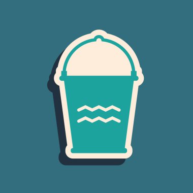 Mavi arkaplanda yeşil kova simgesi izole edildi. Uzun gölge tarzı. Vektör İllüstrasyonu