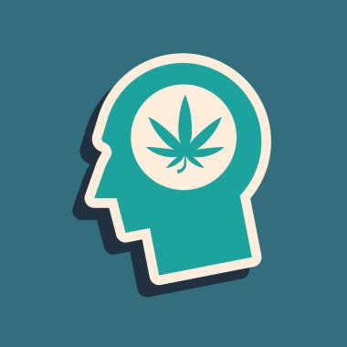 Mavi arka planda marihuana ya da kenevir yaprağı ikonu bulunan erkek kafasının yeşil silueti. Marihuanayı yasallaştırma. Kenevir sembolü. Uzun gölge tarzı. Vektör İllüstrasyonu