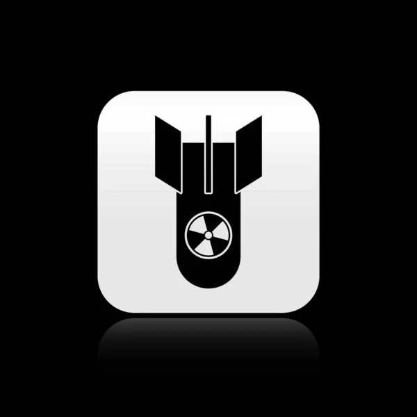 Schwarzes Atombomben-Symbol isoliert auf schwarzem Hintergrund. Rakete fliegt herunter. Silberner quadratischer Knopf. Vektorillustration — Stockvektor