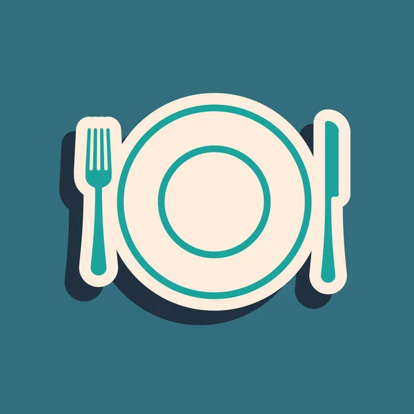 Placa verde, tenedor y cuchillo icono aislado sobre fondo azul. Símbolo de cubertería. Signo del restaurante. Estilo de sombra larga. Ilustración vectorial — Vector de stock