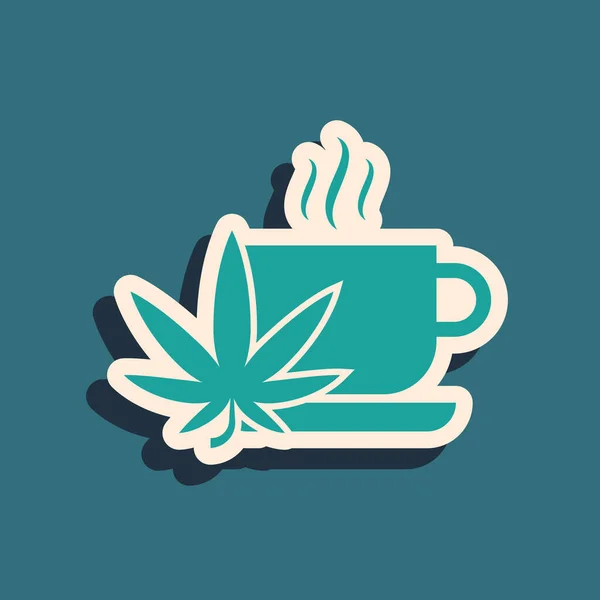 Zöld Kupa tea marihuána vagy cannabis levél ikon elszigetelt kék alapon. Marihuána legalizáció. Kenderszimbólum. Hosszú árnyék stílus. Vektorillusztráció — Stock Vector