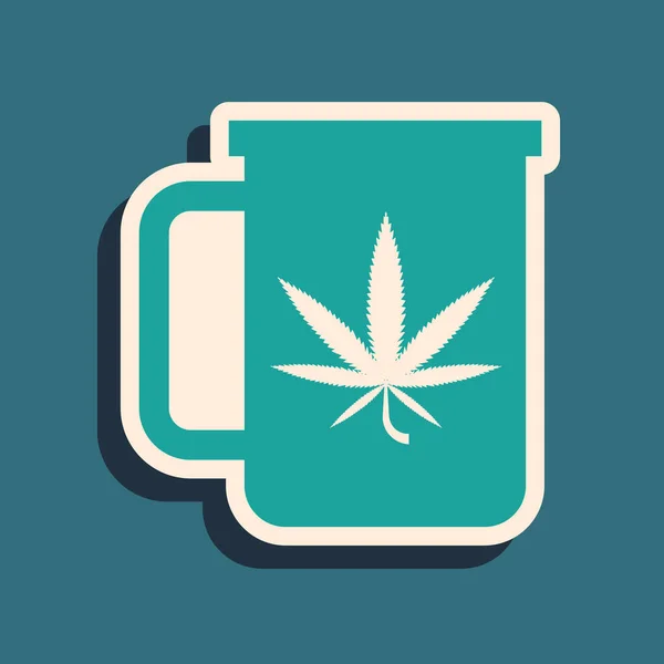 Зеленая чашка чая с марихуаной или конопли лист значок изолированы на синем фоне. Легализация марихуаны. Символ конопли. Длинный стиль тени. Векторная миграция — стоковый вектор