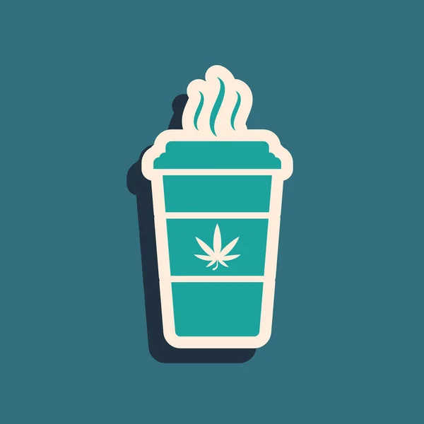 Mavi arka planda marihuana ya da kenevir yaprağı ikonu olan yeşil kupa kahvesi. Marihuanayı yasallaştırma. Kenevir sembolü. Uzun gölge tarzı. Vektör İllüstrasyonu — Stok Vektör