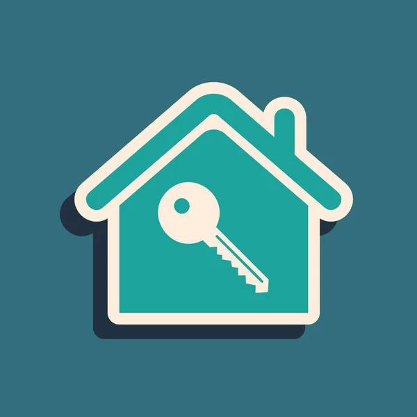 Casa Verde com ícone chave isolado no fundo azul. O conceito da casa chave na mão. Estilo de sombra longo. Ilustração vetorial —  Vetores de Stock