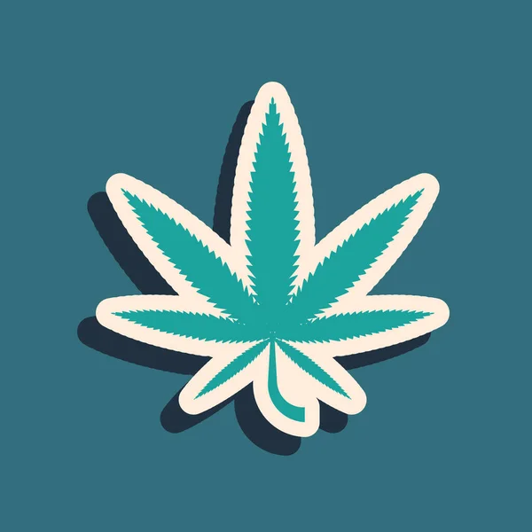 Icona verde della marijuana medica o della foglia di cannabis isolata su sfondo blu. Simbolo di canapa. Lungo stile ombra. Illustrazione vettoriale — Vettoriale Stock