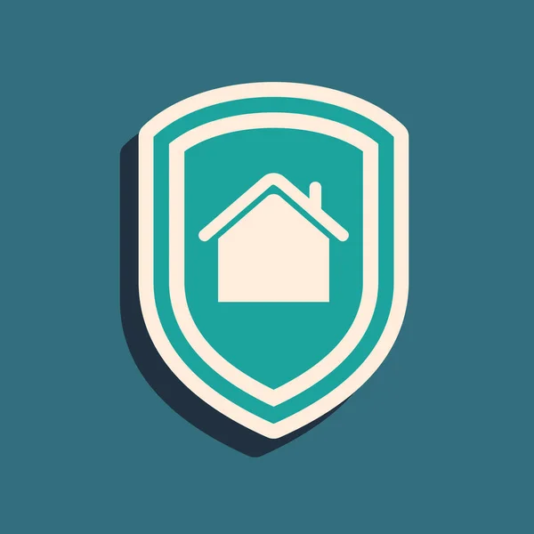 Зелений будинок під захисною іконою ізольований на синьому фоні. Дім і щит. Захист, безпека, безпека, захист, концепція захисту. Довгий стиль тіней. Векторний приклад — стоковий вектор