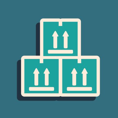 Mavi zemin üzerinde trafik sembolü simgesi olan yeşil karton kutu. Kutu, paket, paket işareti. Teslimat, ulaşım ve nakliye. Uzun gölge tarzı. Vektör İllüstrasyonu