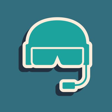 Mavi arka planda yeşil askeri miğfer simgesi izole edildi. Ordu şapkasının savunma ve koruma sembolü. Koruyucu şapka. Uzun gölge tarzı. Vektör İllüstrasyonu