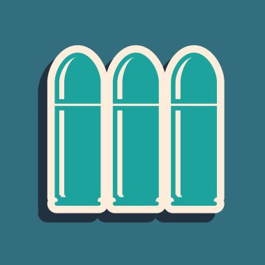 Mavi arka planda yalıtılmış Yeşil Madde İşareti simgesi. Uzun gölge stili. Vektör İllüstrasyonu