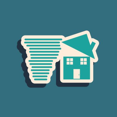 Yeşil Tornado girdabı mavi arka planda izole edilmiş çatı ikonuna zarar veriyor. Kasırga, kasırga, fırtına bacası, kasırga rüzgar ikonu. Uzun gölge tarzı. Vektör İllüstrasyonu