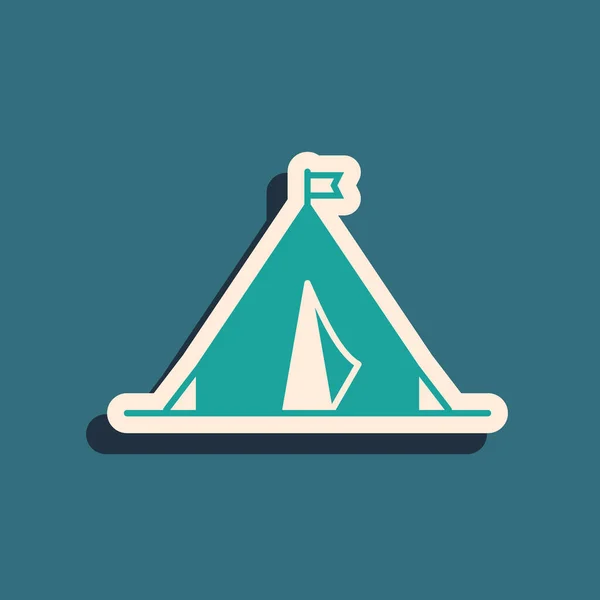 绿色旅游帐篷,带有蓝色背景的旗帜图标. 露营的象征。 长影子风格。 病媒图解 — 图库矢量图片