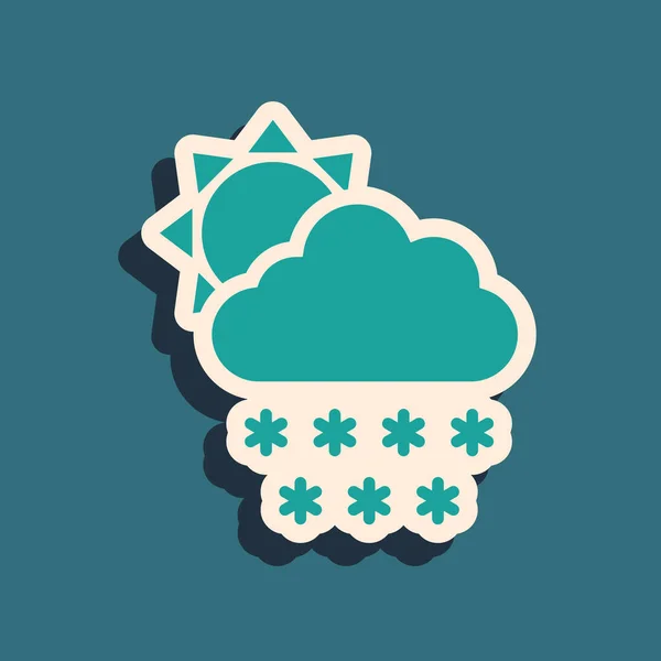 Nube verde con icono de nieve y sol aislado sobre fondo azul. Nube con copos de nieve. Icono de tiempo único. Signo de niebla. Estilo de sombra larga. Ilustración vectorial — Vector de stock