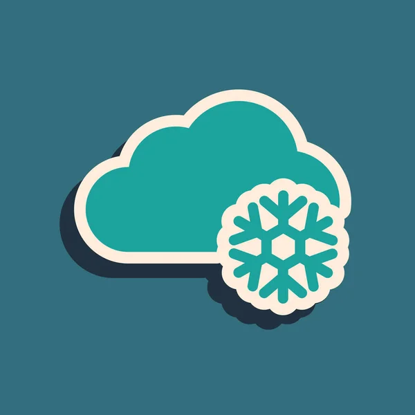 Nube verde con icono de nieve aislado sobre fondo azul. Nube con copos de nieve. Icono de tiempo único. Signo de niebla. Estilo de sombra larga. Ilustración vectorial — Archivo Imágenes Vectoriales