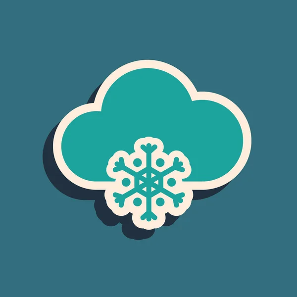 Nube verde con icono de nieve aislado sobre fondo azul. Nube con copos de nieve. Icono de tiempo único. Signo de niebla. Estilo de sombra larga. Ilustración vectorial — Vector de stock