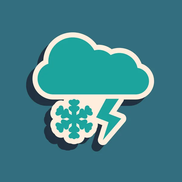 Grüne Wolke mit Schnee und Blitz-Symbol isoliert auf blauem Hintergrund. Wolke mit Schneeflocken. einzelnes Wettersymbol. Schneeschild. Lange Schatten. Vektorillustration — Stockvektor