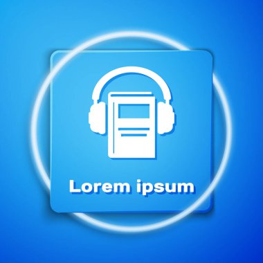 Mavi arkaplanda beyaz ses kitabı simgesi izole edildi. Kulaklıklı kitap. Ses rehberi işareti. Çevrimiçi öğrenme kavramı. Mavi kare düğme. Vektör İllüstrasyonu