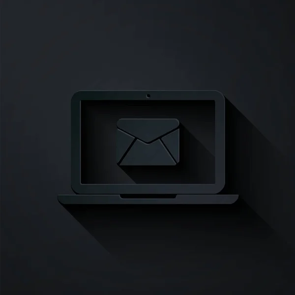 Papier gesneden Laptop met enveloppe en open e-mail op het scherm pictogram geïsoleerd op zwarte achtergrond. E-mail marketing, internet reclame concepten. Papierkunst stijl. Vector Illustratie — Stockvector