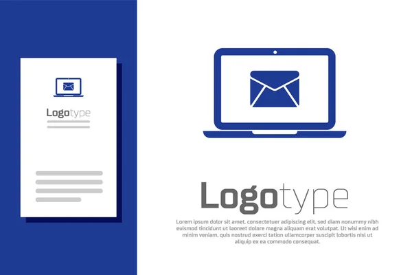 Niebieski Laptop z kopertą i otwartym e-mail na ikonie ekranu izolowane na białym tle. Marketing elektroniczny, koncepcje reklamy internetowej. Element szablonu logo. Ilustracja wektora — Wektor stockowy