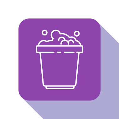 Sabun köpükleri simgesi olan beyaz çizgi kovası beyaz arkaplanda izole edilmiş. Sulu kase. Çamaşır yıkama, temizlik malzemeleri. Mor kare düğme. Vektör İllüstrasyonu