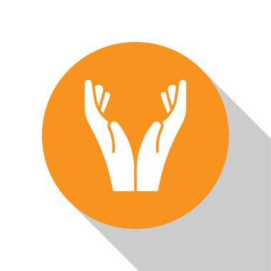 Beyaz Eller dua pozisyonunda beyaz arka planda izole edilmiş bir simge. Tanrı 'ya inanç ve umutla dua edin. Turuncu daire düğmesi. Vektör İllüstrasyonu