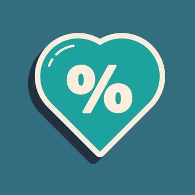 Yeşil arka planda izole edilmiş kalp ikonundaki yüzde yeşil indirim etiketi. Etiket alışverişi. Özel teklif işareti. İndirim kuponları sembolü. Uzun gölge tarzı. Vektör İllüstrasyonu