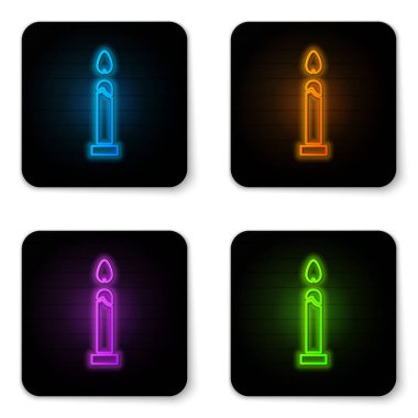 Parlayan neon yanan mum simgesi beyaz arkaplanda izole edildi. Silindirik mum çubuğu ve yanan ateş. Siyah kare düğme. Vektör İllüstrasyonu