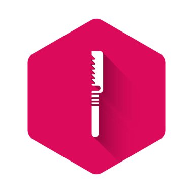 Beyaz tıp ikonu uzun gölgeli izole edilmiş. Kemik kesmek, uzuv kesmek ve kemik nakli için cerrahi testere tasarlandı. Pembe altıgen düğmesi. Vektör İllüstrasyonu