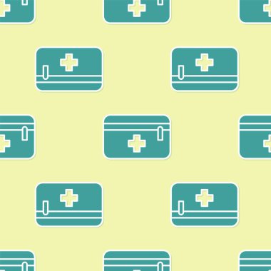 Yeşil ilk yardım çantası simgesi sarı arkaplanda pürüzsüz desen izole etti. Haçlı sağlık kutusu. Acil durumlar için tıbbi ekipman. Sağlık sigortası konsepti. Vektör İllüstrasyonu