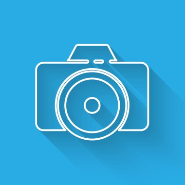 Beyaz çizgi fotoğraf makinesi ikonu uzun gölgeli izole edildi. Fotoğraf makinesi simgesi. Vektör İllüstrasyonu.