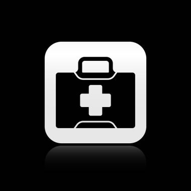 Siyah arka planda siyah ilk yardım çantası simgesi izole edildi. Haçlı sağlık kutusu. Acil durumlar için tıbbi ekipman. Sağlık sigortası konsepti. Gümüş kare düğme. Vektör İllüstrasyonu.