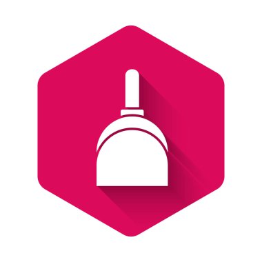 Beyaz faraş simgesi uzun gölgeli izole edilmiş. Temizlik işleri. Pembe altıgen düğmesi. Vektör İllüstrasyonu.