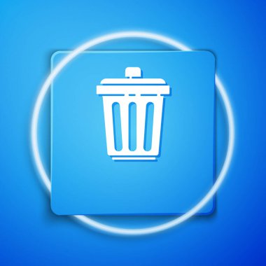 Mavi arkaplanda beyaz çöp kutusu simgesi izole edildi. Çöp kutusu tabelası. Sepet simgesini geri dönüştür. Ofis çöpü ikonu. Mavi kare düğme. Vektör İllüstrasyonu.