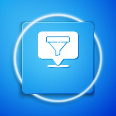 Mavi arka planda izole edilmiş satış hunisi simgesine sahip beyaz konum. Bilgi şablonu. Mavi kare düğme. Vektör İllüstrasyonu