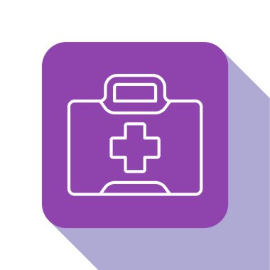 Beyaz çizgi ilk yardım çantası simgesi beyaz arkaplanda izole edildi. Haçlı sağlık kutusu. Acil durumlar için tıbbi ekipman. Sağlık sigortası konsepti. Mor kare düğme. Vektör İllüstrasyonu