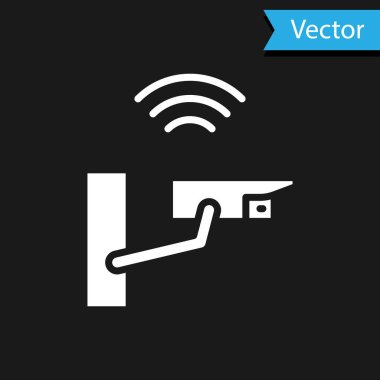 Beyaz Akıllı güvenlik kamerası simgesi siyah arkaplanda izole edildi. İnternet kavramının kablosuz bağlantısı. Vektör.