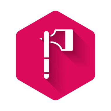 Beyaz tahta balta ikonu uzun gölgeli izole edilmiş. Oduncu baltası. Pembe altıgen düğmesi. Vektör.