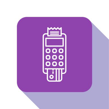 Beyaz hat POS terminali, eklenmiş kredi kartı ve yazdırılmış alıcı simgesi beyaz arkaplanda izole edilmiş. NFC ödeme konsepti. Mor kare düğme. Vektör İllüstrasyonu.