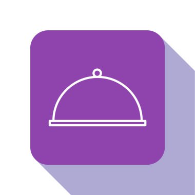 Beyaz arka planda izole edilmiş bir tepsi yemek ikonu ile kaplanmış beyaz çizgi. Tepsi ve kapak. Kapaklı bir restoran saati. Mutfak eşyaları sembolü. Mor kare düğme. Vektör İllüstrasyonu.