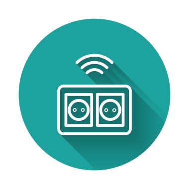 Beyaz çizgi Akıllı elektrik çıkış sistemi simgesi uzun gölgeli izole edilmiş. Elektrik prizi. İnternet kavramının kablosuz bağlantısı. Yeşil daire düğmesi. Vektör.